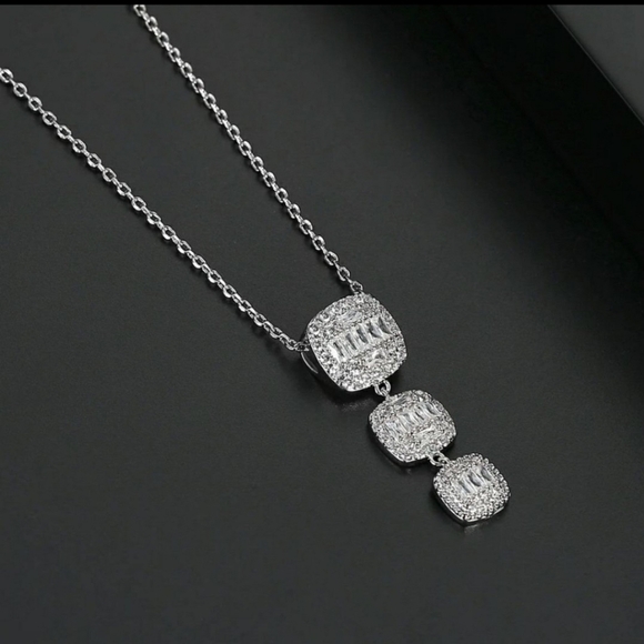 🎉HOST PICK🎉! Three Tier Baggett Crystal Necklace. Looks exactly like natural 💎 🔥 - Picture 1 of 3